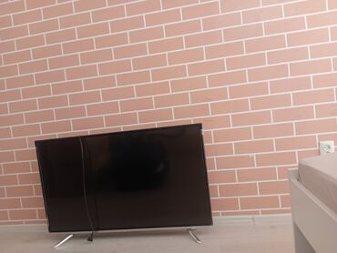 подсветка телевизора: Телевизор с диагональю ориентировочно 40–50", на металлических
