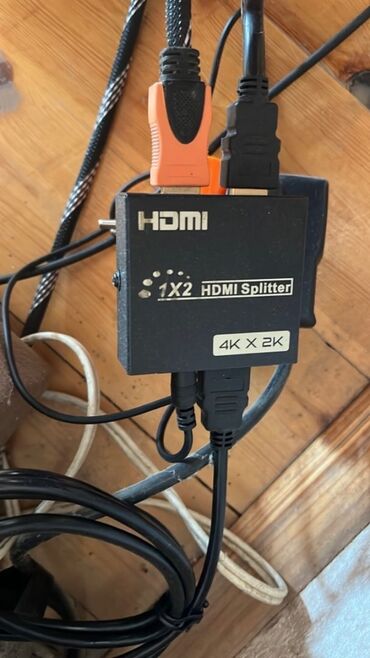 islenmis televizor: HDMİ splitter 
adaptor ustunde