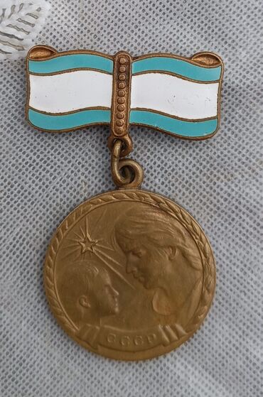 Бассейны: SSRİ dövrünə aid analıq medalı. Medal, valideynlik mövzusunu əks