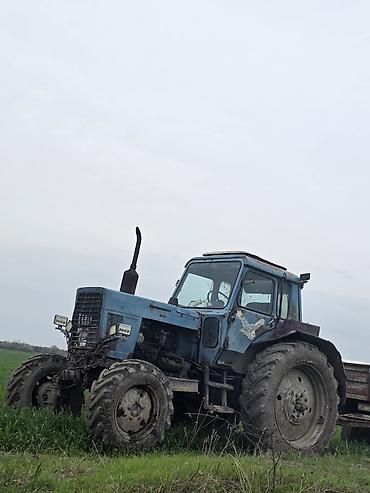 traktor 1221 qiymeti: Mavi rəngdə kənd təsərrüfatı traktoru. Bu traktor geniş təkərlərə — 1
