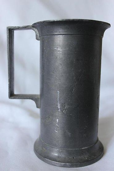 Staro posuđe i escajg: STARA LIVENA KRIGLA SA ŽIGOM | Stara masivna livena krigla sa žigom — 1