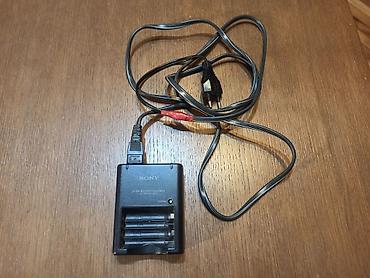 usb za auto: SONY punjač baterija od 1,5V. Može da puni dve baterije istovremeno — 3