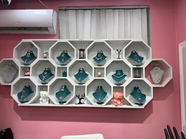 Çantalar: Satılır; yalnız mebellər içindəki setkalar və qarmaqlar. Vitrində olan — 9