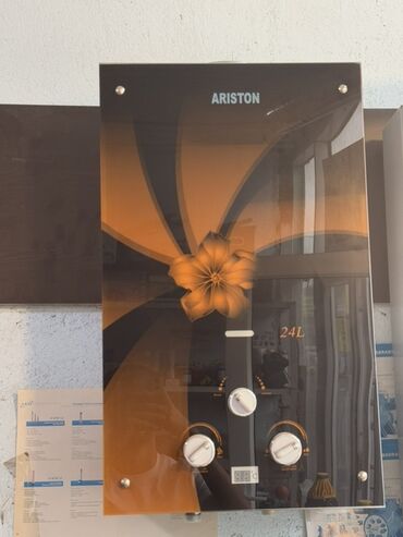 Kombilər: Ariston brendinin istehsalı olan bu qaz su qızdırıcısı narıncı və qara
