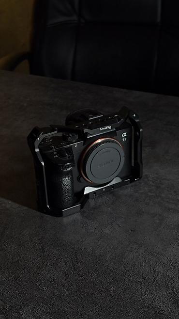 sony alpha a7c: Беззеркальная камера Sony Alpha 7 III (α7m3) в клетке SmallRig — 1