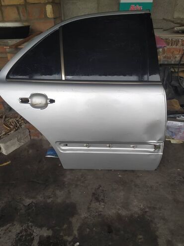 магазин комнатных растений в бишкеке: Серебристая автомобильная дверь и крыло. Дверь оснащена ручкой и