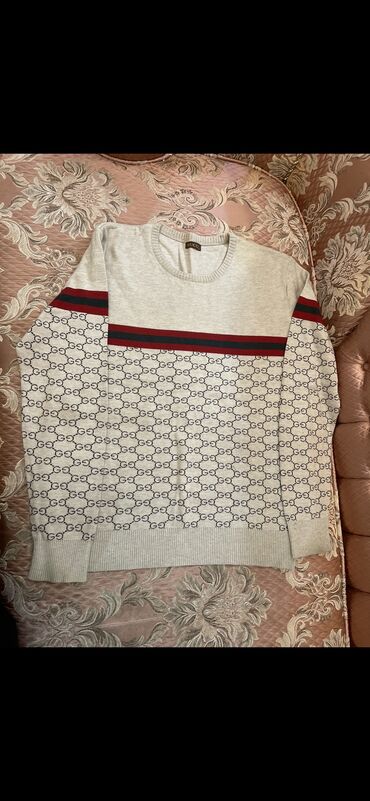 Sviterlər: Razmer M-L. Sviterler e’la veziyyetde,L razmer.materiallar chox — 2