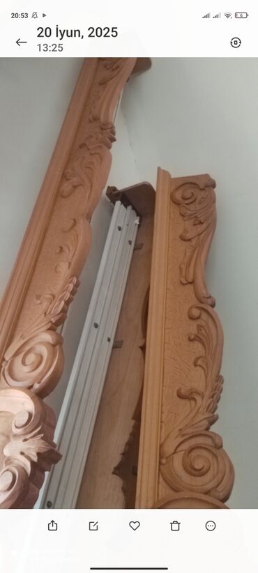 Oyma işləmələri olan taxta mebel paneli. Panelin səthi açıq qəhvəyi