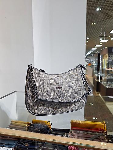 pull bear: Сумка на плечо с тиснением под змеиную кожу - Материал: искусственная — 1