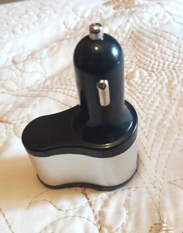 Auto oprema: USB auto punjač sa dva USB porta 2 u 1 - Dimenzija: 9,4 x 5,8 x — 6