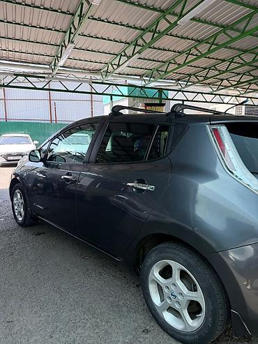 на крышу авто: Nissan Leaf: 2013 г., Электромобиль, Хэтчбэк — 3