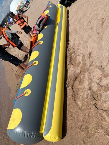 Водный транспорт: Моторная лодка с контрастным сине-красным корпусом и черным — 4