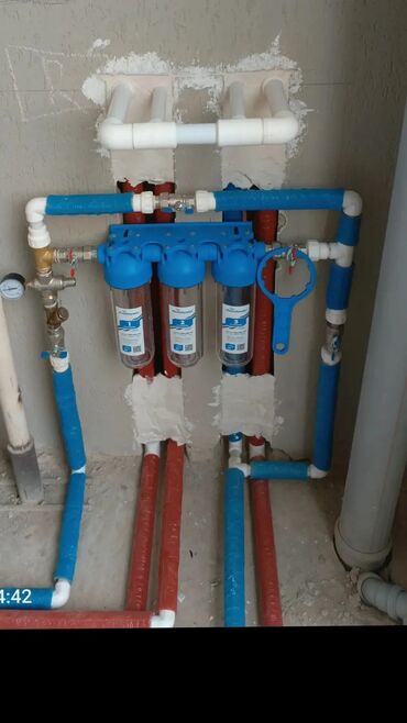 Su filtrləri: Su təchizatı sistemləri üçün mavi korpuslu üçlü filtr sistemi. Su