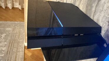 PS4 (Sony Playstation 4): Sony playstation 4 500GB. Ideal veziyyetdedi. Temirde olmayib, plombu