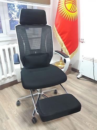 Креслолор: Продаю почти новые офисное кресло с подножкой - Спинка из прочной — 3
