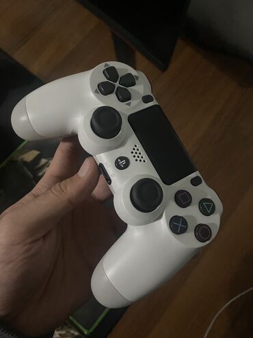 Геймпады (Джойстики): DualShock 4 v2 в отличном состоянии, работает все функции, включая