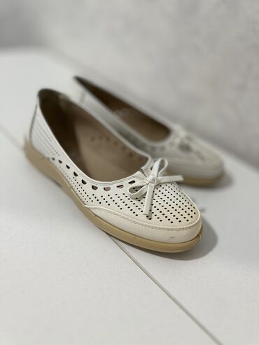 белая обувь: Новый 35 размер 
500с