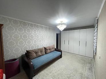 Продажа комнат: Дом 5 комн. - Большая гостиная: светлые стены с фактурными обоями — 1