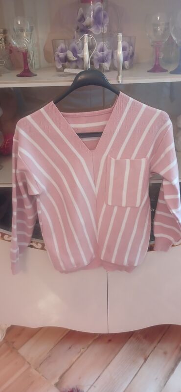 Dəstlər, kostyumlar: Qadın geyimləri. HER BIRI 10-15AZN her biri 1ce defe geyinilib — 2