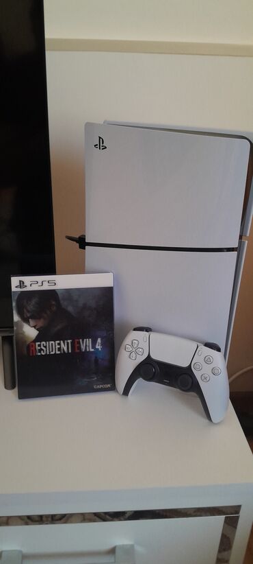 PS5 (Sony PlayStation 5): PlayStation 5 oyun konsolu, DualSense idarəetmə paneli və Resident