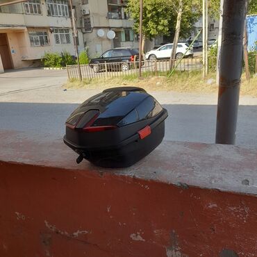Çəngəllər: Motosikletlər üçün nəzərdə tutulmuş, qara rəngli, sərt materialdan