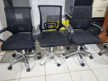 Ofis dolabları: Qara rəngli, tənzimlənən hündürlüyə malik ofis kresloları. Kresloların