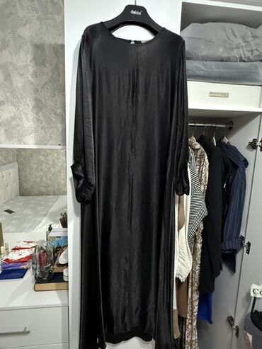 атласные платья в пол: Платье макси из атласной ткани, цвет чёрный. Свободный прямой крой