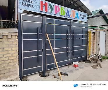 Распашные ворота: Металлические распашные ворота с калиткой (модульные панели) - — 3