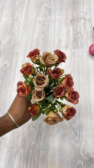 Süni güllər: Suni gullerin topdan perakenden satisi
5 azn baslayan qiymetler — 25