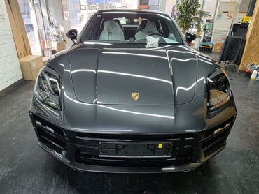 Porsche: Автомобиль Porsche Panamera в элегантном сером цвете. Салон отделан