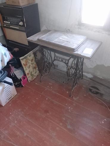 Антиквариат: Məhsul: Singer ayaq pedallı tikiş maşını və taxta stol-stanok Təsvir — 1