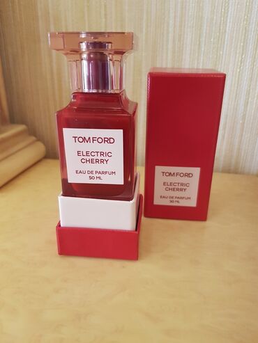 şəkilli qadın maykaları: Tom Ford Electric cherry 50 ml, 1 defe istifade edilib Oriqinaldir