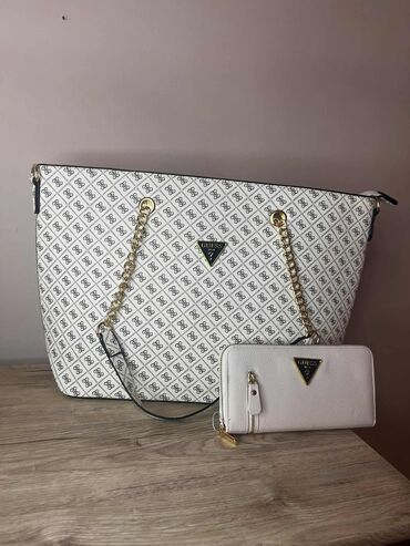 Torbe: Guess ❤️
Novčanik:
Cena 1750 din. +ptt 📌
Torbica:
Cena 2900 din +ptt 📌 — 11
