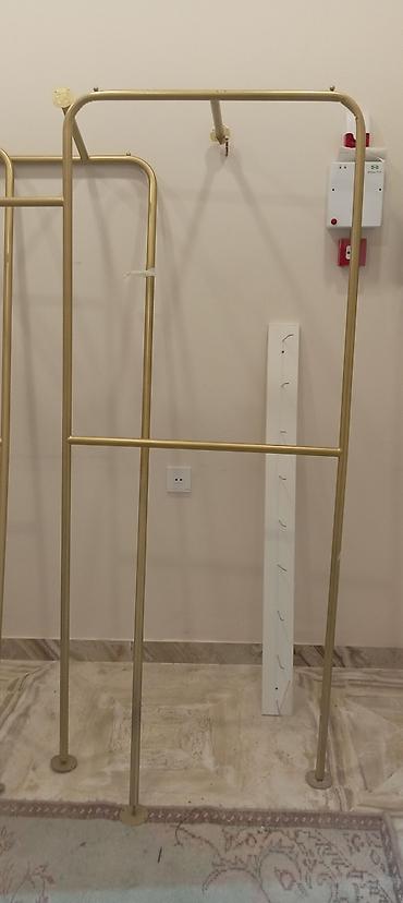 Digər mebel: Mağaza üçün paltar stendi (qızılı metal vitrin) Mağaza və butiklər — 5