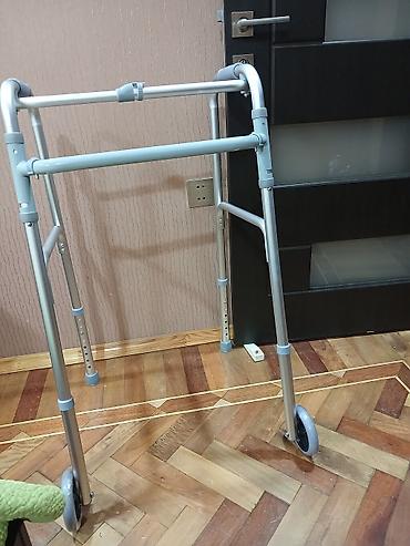 Медтовары: Yüngül alüminium gəzinti çərçivəsi (rolator tipli) - Material: möhkəm — 1