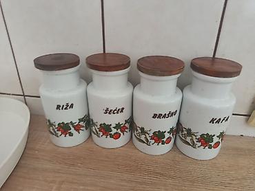 pandora kutije: Set od 4 keramičke tegle za kuhinju sa drvenim poklopcima. Na svakoj — 1