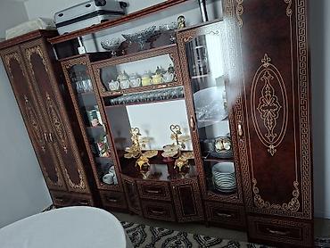 стенка советский: Классическая стенка/горка для гостиной из темного шпона с золотистым — 2