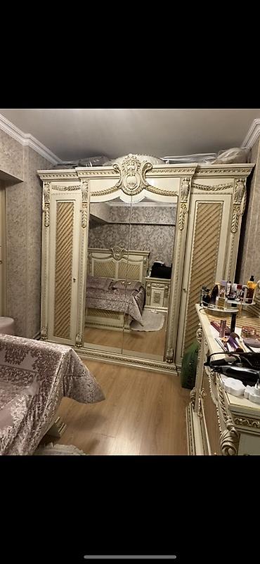 Neo-klassik üslubda iri qarderob dolabı - Rəng: krem-şampan, qızılı