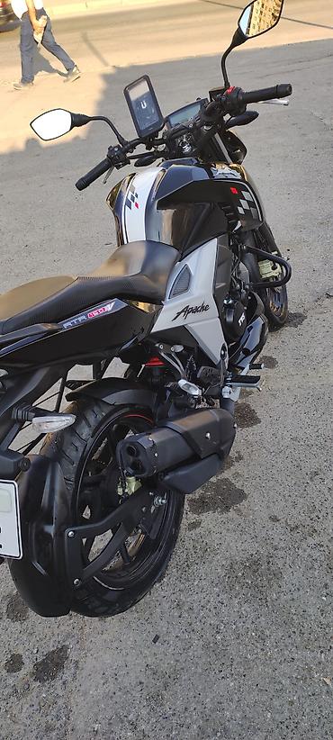 sulu: TVS Apache RTR 160 4V motosiklet - Rəng: qara-ağ, idmançı qrafika ilə — 4