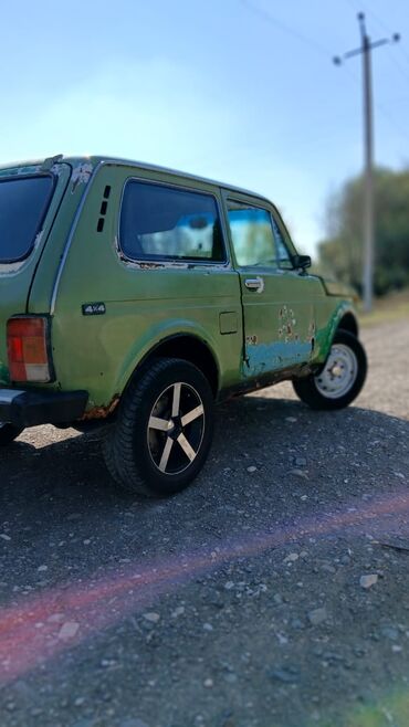 большая кабина на мтз 82 цена: Model: Lada Niva 4x4 (VAZ 2121) Kuzov: 3 qapılı, yaşıl rəng Ötürücü