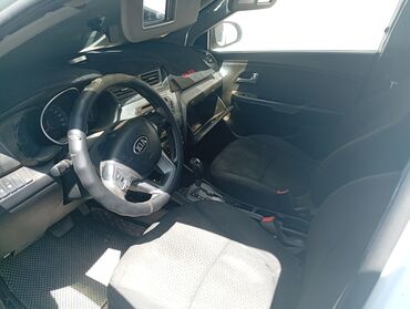 авто кридит бишкек: Белый седан Kia Rio второго поколения, оснащенный четырехдверным