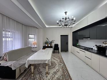 Продажа коттеджей и домов: Продаётся дом с большим участком и хозяйственными строениями. - Жилой — 8