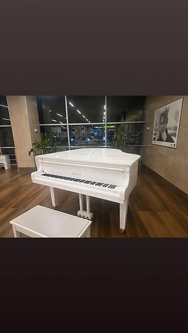Белый рояль Yamaha с табуретом. - Корпус: белый глянцевый лак