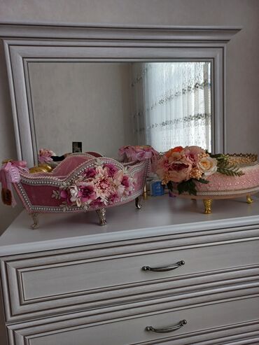 Xonça: Çəhrayı rəngdə, zərif güllərlə bəzədilmiş dekorativ səbət. Səbətin — 10