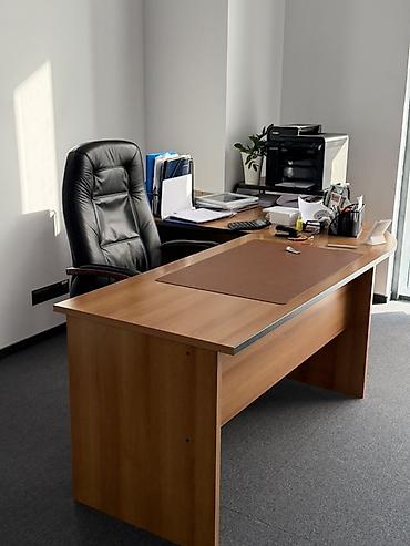 Офисные столы: Офисный письменный стол из ЛДСП, цвет — тёплый бук/вишня. - Прямая — 4