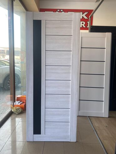 Otaq qapıları: Ağ rəngdə, klassik üslubda qapı. Qapının üzərində zərif oymalar var — 14