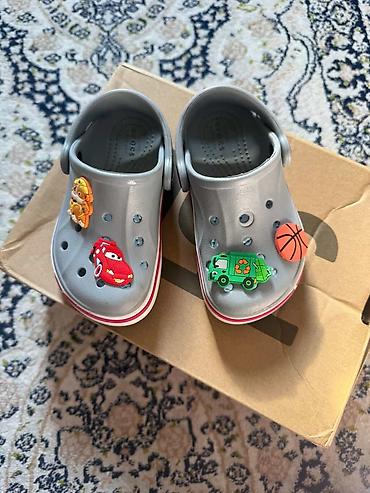 crocs детские: Детские сабо Crocs (серые) с ремешком и яркими джиббитсами: - — 1