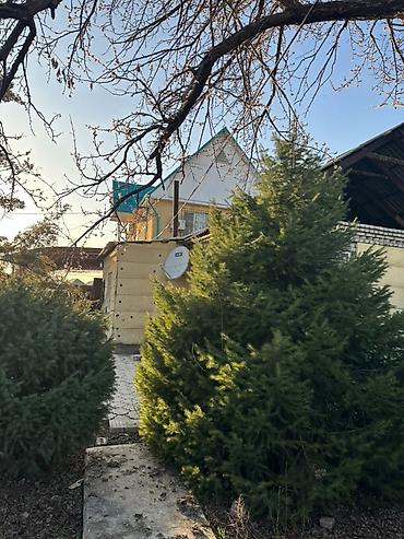 Продажа коттеджей и домов: Срочно продается 2этажный дом с времянкой. 📍В Ак-Орго 8соток 5сотки на — 1