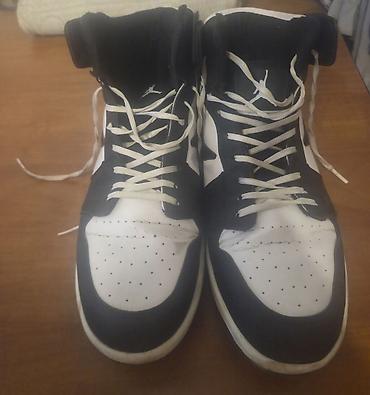 nike air force: Qara‑ağ rəng sxemli hündür boğazlı idman ayaqqabısı - Üslub — 2
