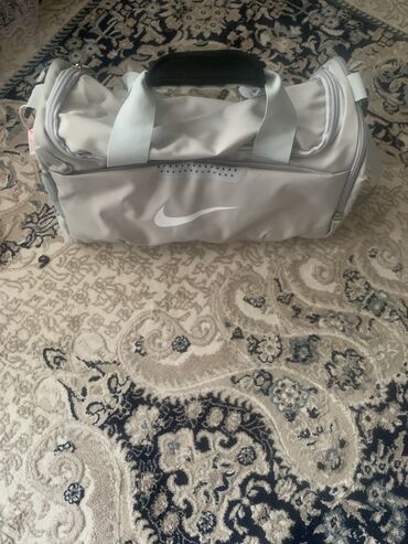 сумки белые: Продаёться спортивная сумка Nike 
Новый, цена 1450 сом